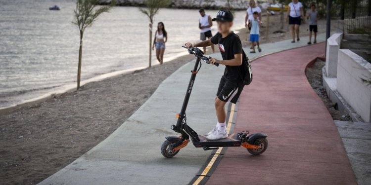 Slobodna Dalmacija – Djeca opet jurila romobilima bez kacige! Policajci hitno zvali roditelje; protiv njih će biti podnesen optužni prijedlog