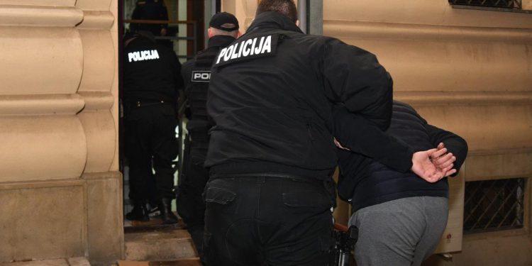 Slobodna Dalmacija – Dovršena istraga brutalnog napada u splitskoj postaji! Makaranin se neće dobro provesti; evo za što ga se sve sumnjiči