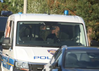 Slobodna Dalmacija – Drama na Hvaru: policajci u civilu krenuli u akciju usred dana, sve je promatralo 10 vjernica iz obližnje crkve…