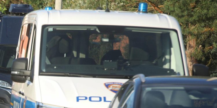 Slobodna Dalmacija – Drama na Hvaru: policajci u civilu krenuli u akciju usred dana, sve je promatralo 10 vjernica iz obližnje crkve…