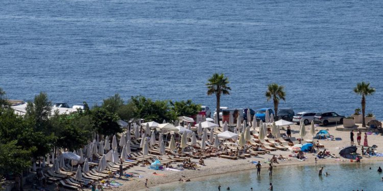 Slobodna Dalmacija – Drama na splitskoj plaži: Hitna pomoć se zbog auta nije mogla probiti do muškarca kojem je pozlilo!