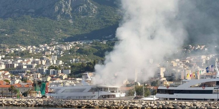 Slobodna Dalmacija – Dramatično u Makarskoj: hrabra posada spasila goste, vlasnik broda i brat mu završili u bolnici. Kolege im šalju poruku