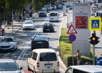 Slobodna Dalmacija – FOTO Pogledajte ludoriju po splitskim ulicama! Ovi Mađari se danima vozaju na krovu terenca: ‘Je li ovo safari?!’