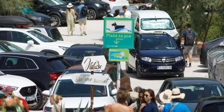 Slobodna Dalmacija – FOTO Poljak napravio incident na splitskoj plaži! Micao kontejnere da uparkira bijesnu ‘Mečku’: ‘Nije mi dao proći!’