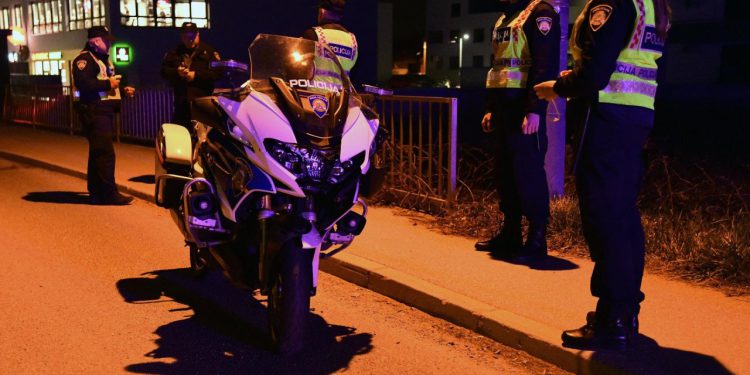 Slobodna Dalmacija – Filmska potjera u Zagori! Mladić bježao policiji u gluho doba noći; brzo su ga savladali i strpali u zatvor