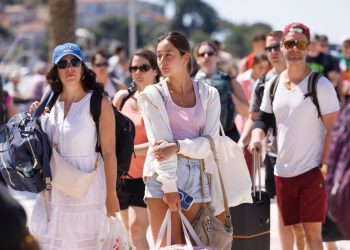 Slobodna Dalmacija – Francuski novinari okupirali dalmatinski otok! Kamerom hvataju djelić raja: ‘Gledat će vas milijuni ljudi…’