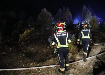 Slobodna Dalmacija – Gorjelo u šumi iznad benzinske crpke u Makarskoj; vatrogasci ugasili požar u rekordnom roku