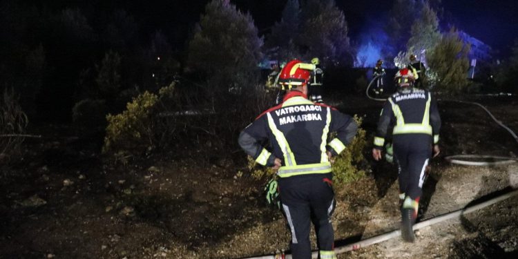 Slobodna Dalmacija – Gorjelo u šumi iznad benzinske crpke u Makarskoj; vatrogasci ugasili požar u rekordnom roku