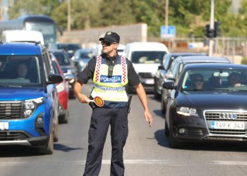 Slobodna Dalmacija – Imoćanin urlao i vrijeđao policajce, pa umalo jednoga pregazio! Potraga nije dugo trajala; ovo mu sada slijedi