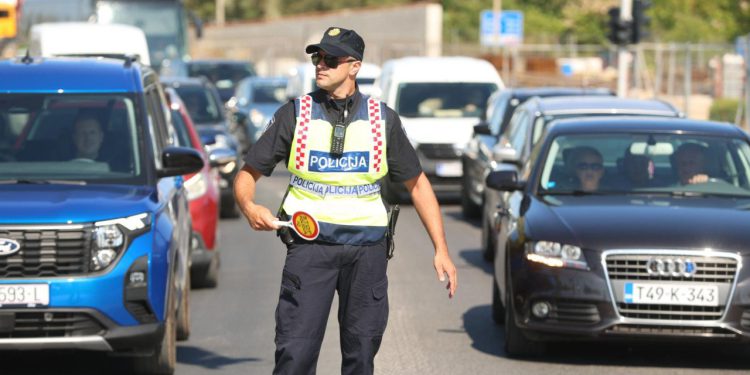 Slobodna Dalmacija – Imoćanin urlao i vrijeđao policajce, pa umalo jednoga pregazio! Potraga nije dugo trajala; ovo mu sada slijedi