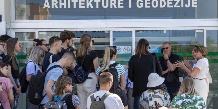 Slobodna Dalmacija – Ispit im je za dva mjeseca, a splitski studenti još nemaju ključne informacije: ‘Igraju se sa sudbinama mladih ljudi ‘