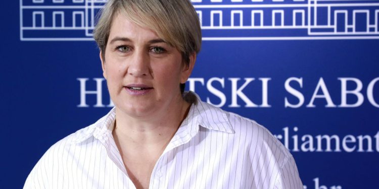 Slobodna Dalmacija – Ivana Marković: ‘Sram me što pjesme o veličanju ustaštva, klanju, ubijanju i paljenju odjekuju ulicama glavnog grada’