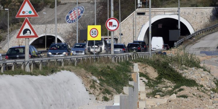 Slobodna Dalmacija – Iz HC-a obavještavaju kako se večeras za sav promet zatvara brza cesta Solin-Klis. Evo dokad će radovi trajati