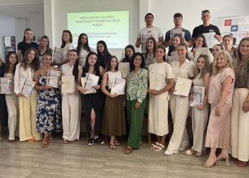 Slobodna Dalmacija – Iz sinjske strukovne škole izašle prve medicinske sestre i tehničari! Mogu odmah navući uniformu, posao ih čeka