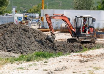 Slobodna Dalmacija – Je li ovo moguće?! Produžuju se radovi u srcu sezone, evo i do kad: ‘Molimo za strpljenje i razumijevanje…’