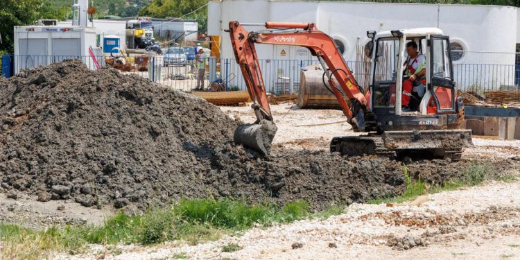 Slobodna Dalmacija – Je li ovo moguće?! Produžuju se radovi u srcu sezone, evo i do kad: ‘Molimo za strpljenje i razumijevanje…’