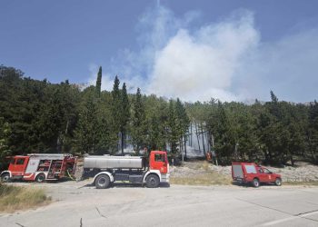 Slobodna Dalmacija – Još traje borba s velikim požarom kod Imotskog! Stigla sva sila vatrogasaca; napokon došla pomoć i iz zraka