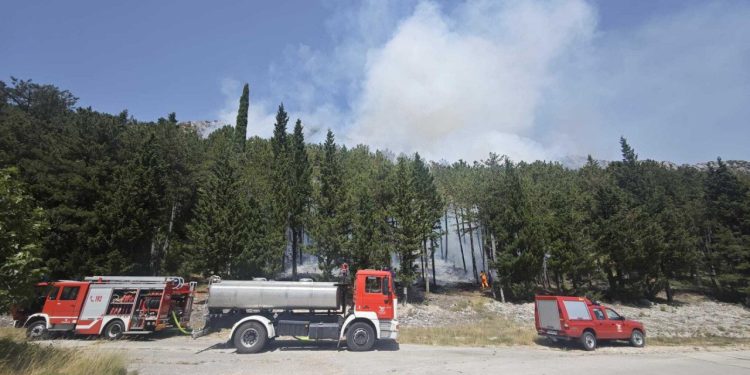 Slobodna Dalmacija – Još traje borba s velikim požarom kod Imotskog! Stigla sva sila vatrogasaca; napokon došla pomoć i iz zraka