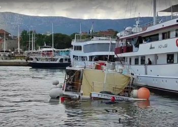 Slobodna Dalmacija – Kaos u splitskoj luci: ‘Hektorović’ se odvezao, udario u katamaran, a onda potopio turistički brod!