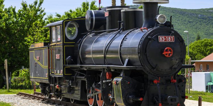 Slobodna Dalmacija – Komplicira se priča oko ‘Rere’ u Dicmu, javio se i Bulj, objašnjava zašto u Sinju nisu htjeli lokomotivu. Evo dokumenata