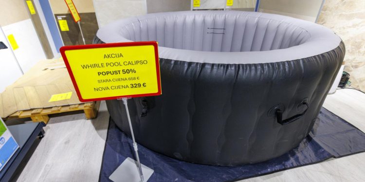 Slobodna Dalmacija – Kreće totalno ludilo u Kaštelima, poznati outlet šokirao niskim cijenama: Od danas imaju kućanske aparate, alat, bazene, jacuzzije…