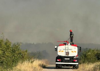Slobodna Dalmacija – Lokaliziran požar kod Pakoštana: izgorjela borova šuma, vatra se opasno približila i kampu: ‘Upozorili smo turiste’