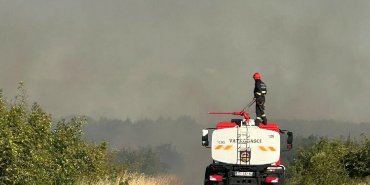 Slobodna Dalmacija – Lokaliziran požar kod Pakoštana: izgorjela borova šuma, vatra se opasno približila i kampu: ‘Upozorili smo turiste’