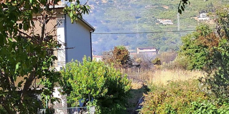 Slobodna Dalmacija – Lokaliziran požar koji je u popodnevnim satima izbio u Srinjinama. Uzrok požara zasad nije poznat