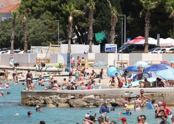 Slobodna Dalmacija – Ma kakvi kruzeri i ‘infinity’ bazeni, pogledajte kako se u Makarskoj ljetovalo u 80-ima! Šta fali ovim guštima?