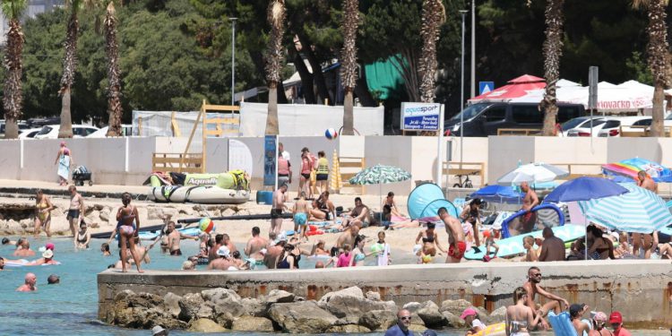 Slobodna Dalmacija – Ma kakvi kruzeri i ‘infinity’ bazeni, pogledajte kako se u Makarskoj ljetovalo u 80-ima! Šta fali ovim guštima?