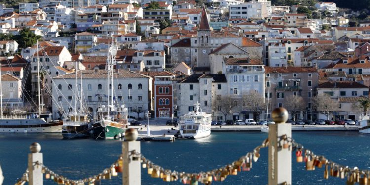 Slobodna Dalmacija – Makarska dobila najskuplju klupu u državi! Grintali su svi zbog cijene, ali