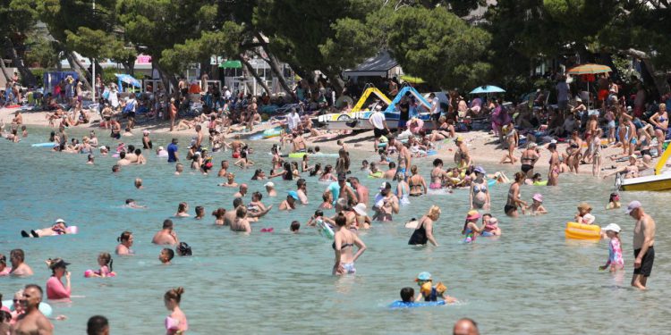 Slobodna Dalmacija – Makarska privukla 55 tisuća turista; među najbrojnijima su, očekivano, Poljaci i Nijemci, ali evo koji su gosti vodeći