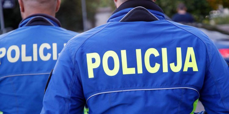 Slobodna Dalmacija – Mislio je da će pobjeći? Divljao cestom i bježao policiji, ali nije daleko stigao. Evo kakvu je kaznu na kraju dobio!