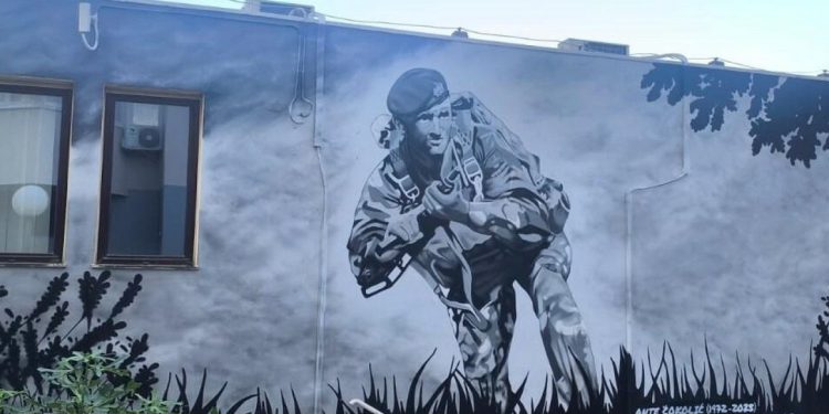 Slobodna Dalmacija – Na Blatinama svečano otvoren mural u čast brigadira Čokolića, nedavno preminulog junaka Domovinskog rata