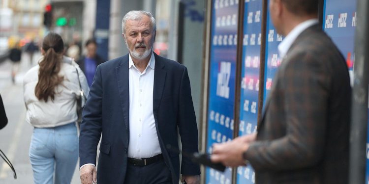 Slobodna Dalmacija – Najmoćniji dalmatinski HDZ-ovac povlači se sa čelnih funkcija? Spominje se i nasljednik, a Sanader nam je ovako rekao…