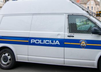 Slobodna Dalmacija – Napadnut još jedan policajac! Privodio pijanog muškarca (52) radi narušavanja javnog reda, ovaj ga raskrvario…