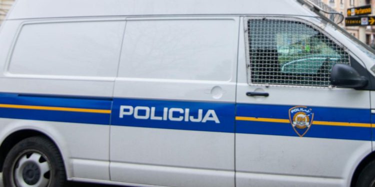 Slobodna Dalmacija – Napadnut još jedan policajac! Privodio pijanog muškarca (52) radi narušavanja javnog reda, ovaj ga raskrvario…