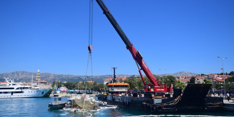Slobodna Dalmacija – Napokon izvađen potopljeni brod u splitskoj gradskoj luci! Prikupljeno preko 60 tisuća eura za vlasnika