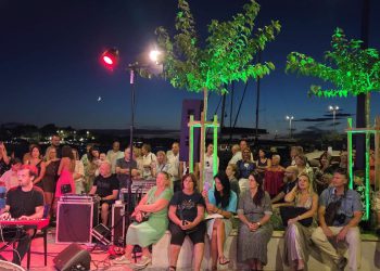 Slobodna Dalmacija – Ne odaje samo Vela Luka počast Oliveru, pogledajte kako to rade Bračani! Velikana pjevali i stari i mladi