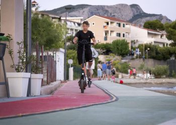 Slobodna Dalmacija – Nema kraja ludilu! Policajci zaustavili dijete dok je jurilo na državnoj cesti; oduzeli mu romobil, a ovo čeka roditelje