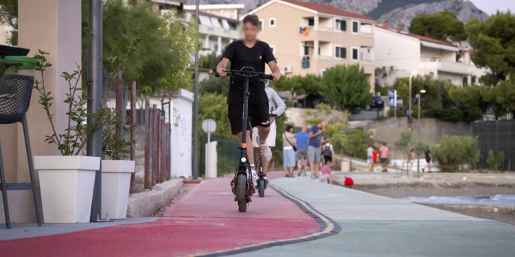 Slobodna Dalmacija – Nema kraja ludilu! Policajci zaustavili dijete dok je jurilo na državnoj cesti; oduzeli mu romobil, a ovo čeka roditelje