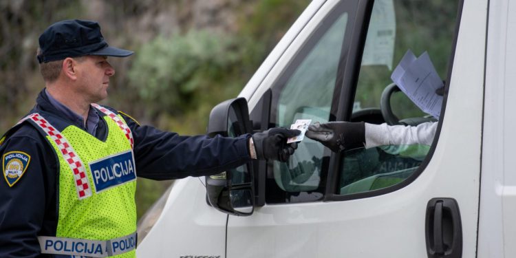 Slobodna Dalmacija – Nije ga otrijeznila ni ‘masna’ kazna! Pijanog vozača zaustavili dvaput u istom danu; sudac ga pustio na slobodu