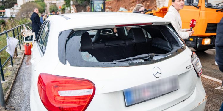 Slobodna Dalmacija – Oluja iščupala plastenik i bacila ga na auto s majkom i djecom, Splićanin izletio iz BMW-a i jurnuo pomoći