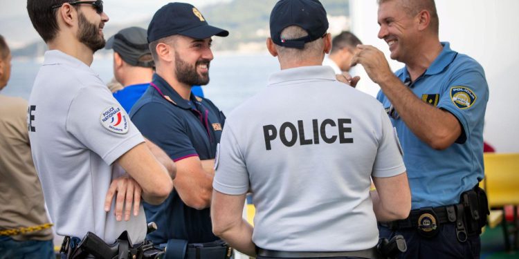 Slobodna Dalmacija – Ove godine našom obalom patroliraju i policajci iz Azije! Ovo su njihove ovlasti: ‘Očekujem sitne krađe…’