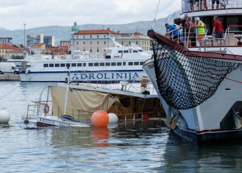 Slobodna Dalmacija – Paprena cijena: pogledajte koliko košta brod kojeg je oštetio Jadrolinijin trajekt Petar Hektorović