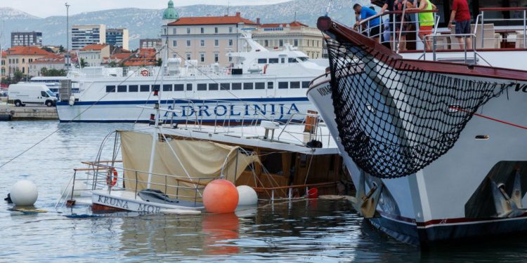 Slobodna Dalmacija – Paprena cijena: pogledajte koliko košta brod kojeg je oštetio Jadrolinijin trajekt Petar Hektorović