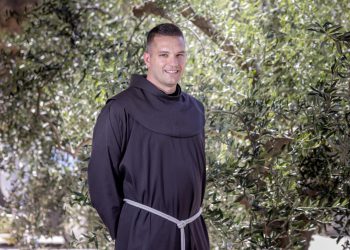 Slobodna Dalmacija – ‘Pleja mlađi’ otišao u fratre: ‘Kuvalo je u meni to godinama, a pokrenulo se kad mi je don Vinko postavio jedno pitanje’