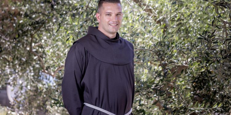 Slobodna Dalmacija – ‘Pleja mlađi’ otišao u fratre: ‘Kuvalo je u meni to godinama, a pokrenulo se kad mi je don Vinko postavio jedno pitanje’