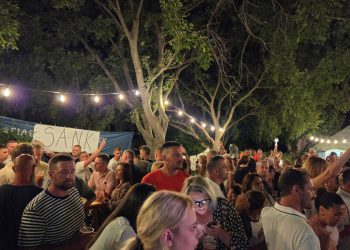 Slobodna Dalmacija – Pogledajte kako je bilo na fešti u Supetru do sitnih jutarnjih sati! Ljudi su željni ribarskih fjera, to su pravi gušti