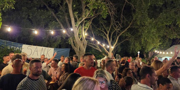 Slobodna Dalmacija – Pogledajte kako je bilo na fešti u Supetru do sitnih jutarnjih sati! Ljudi su željni ribarskih fjera, to su pravi gušti